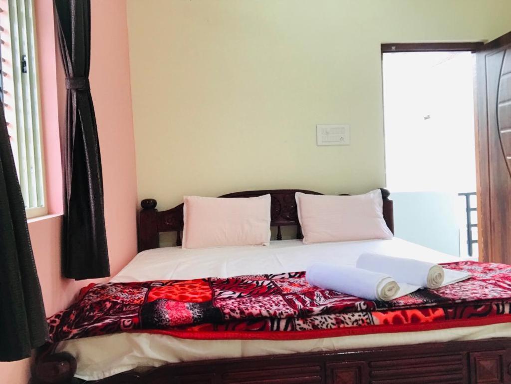 Veeru Homestay Hosapete Exteriör bild
