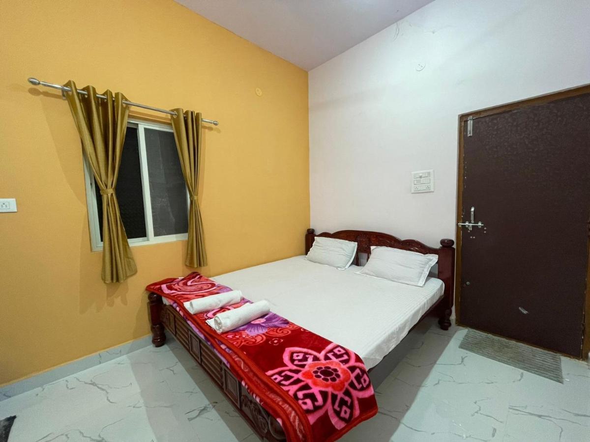 Veeru Homestay Hosapete Exteriör bild