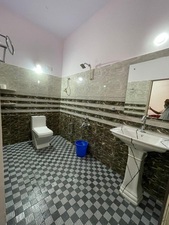 Veeru Homestay Hosapete Exteriör bild