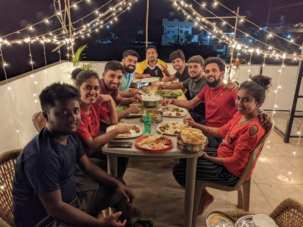 Veeru Homestay Hosapete Exteriör bild