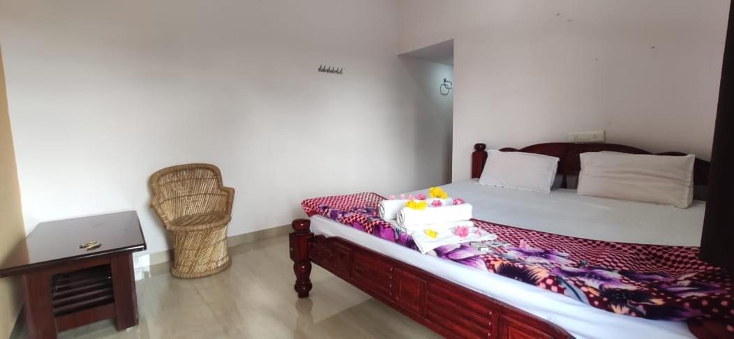 Veeru Homestay Hosapete Exteriör bild