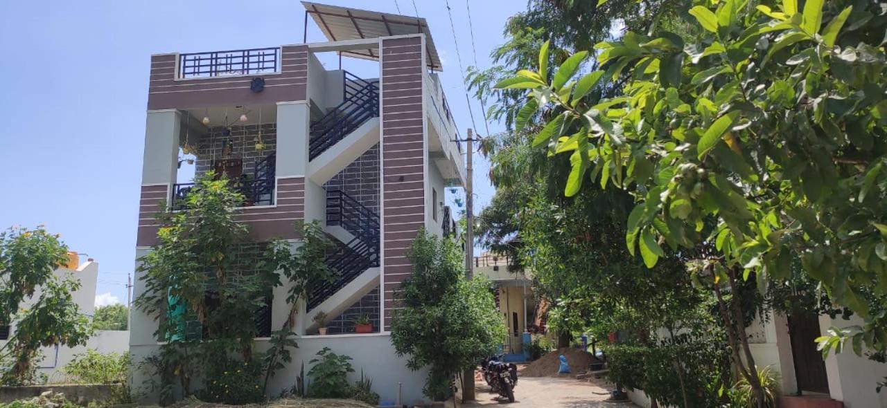 Veeru Homestay Hosapete Exteriör bild
