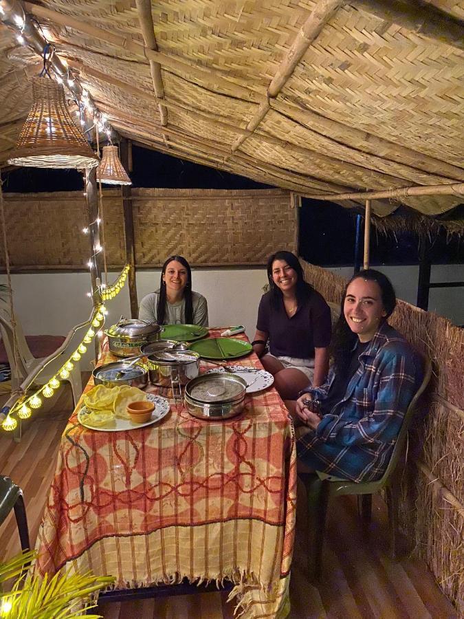 Veeru Homestay Hosapete Exteriör bild