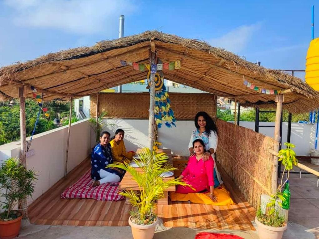 Veeru Homestay Hosapete Exteriör bild